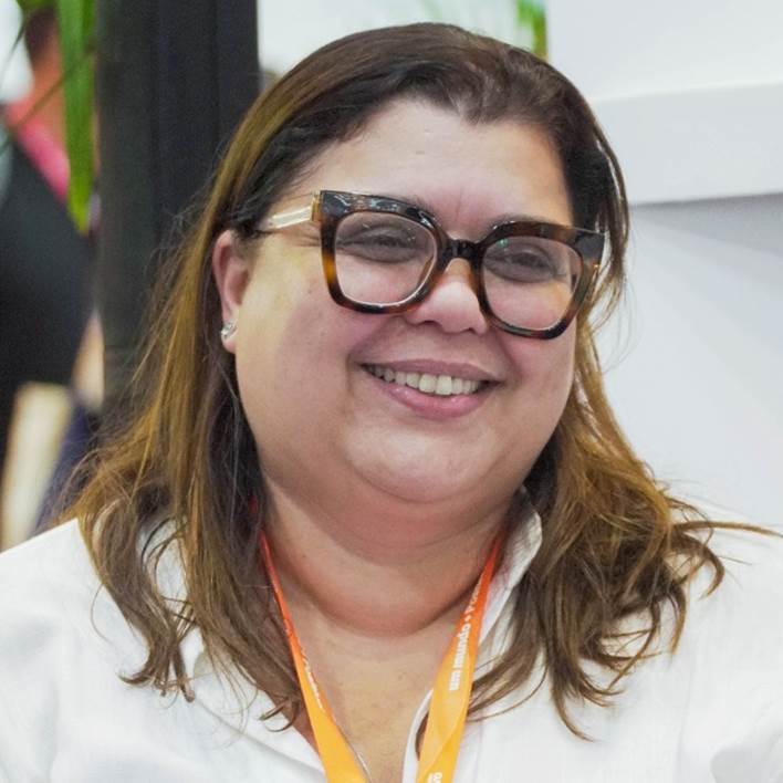 Assessoria transformadora A história do colégio mudou com a assessoria literária da Ana Leme. É fundamental contar com esse apoio completo para nossa equipe dar passos mais firmes na formação de leitores. — Renata Pereira Diretora do Colégio Educar